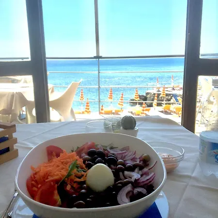 Il Nido Sul Mare Con Accesso Diretto بيت للعطل *