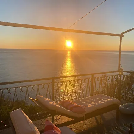 بيت للعطل Il Nido Sul Mare Con Accesso Diretto *